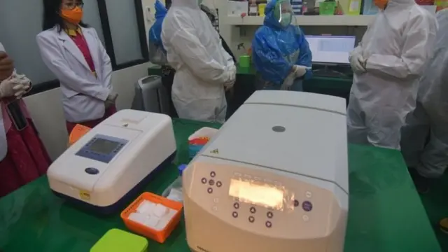 Peralatan uji COVID-19 dengan metode Polymerase Chain Reaction (PCR).