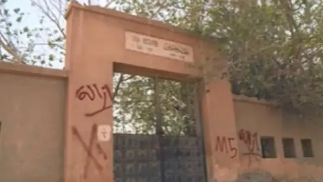 تداولت مواقع التواصل الاجتماعي صورة للمقبرة مكتوب عليها كلمة "إزالة"