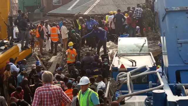 Enyemaka ndị mmadụ ebe ụlọ elu nwere ogogo atọ dakwasara ụmụụlọ akwụkwọ na Legọs