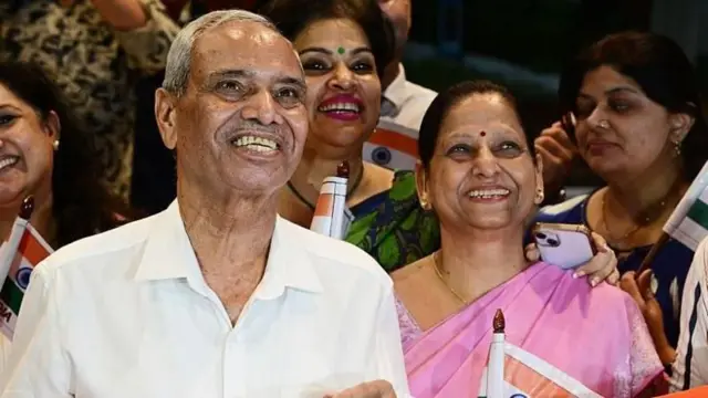 शुभांशु शुक्ला यांचे वडील शंभू दयाल शुक्ला आणि आई आशा शुक्ला.