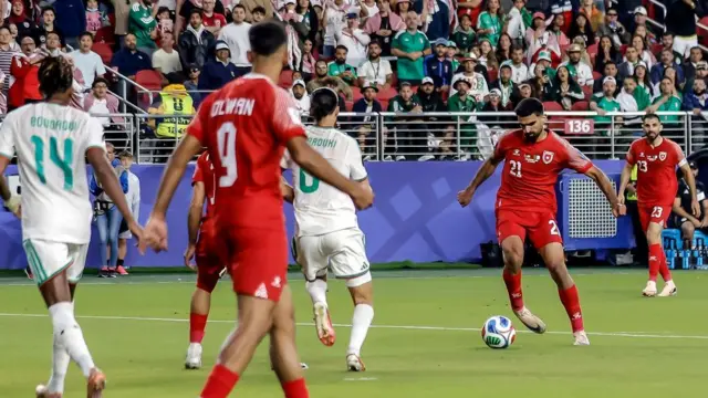 نزار الراشدان (21 عاماً) يسدد كرةً نحو المرمى في الشوط الأول من مباراة الأردن والجزائر ضمن منافسات المجموعة العاشرة من بطولة الفيفا، والتي أقيمت على ملعب ليفي في سانتا كلارا، كاليفورنيا، يوم الاثنين 22 يونيو/حزيران 2026.