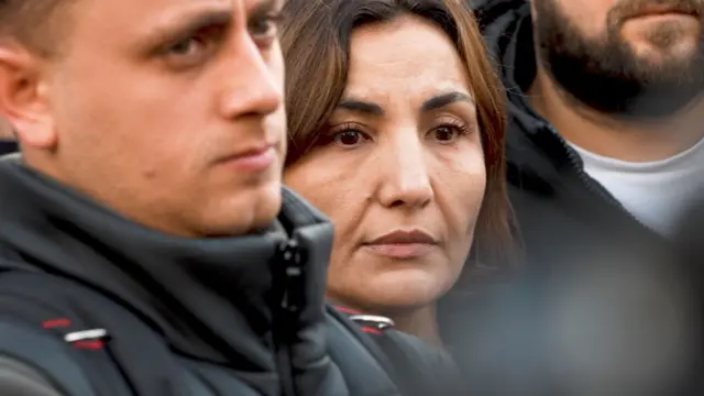 Emine Baş'ın 2 Nisan 2026'da olayın yıldönümünde düzenlenen eylemde çekilmiş fotoğrafı. Baş kalabalıkta iki kişinin ortasında görülüyor. 