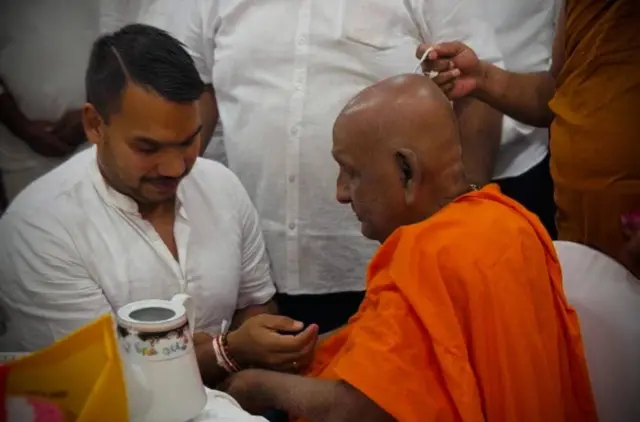 නාමල් රාජපක්ෂ මන්ත්‍රීවරයා ස්වාමින්වහ්න්සේ නමක් අසල සිටින අයුරු