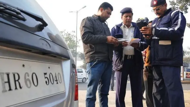 விதிமுறைகளை மீறுபவர்களுக்கு அபராதம் விதிக்கும் காவலர்