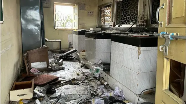 प्रदर्शनकारियों ने तारेगना रेलवे स्टेशन को आग के हवाले कर दिया