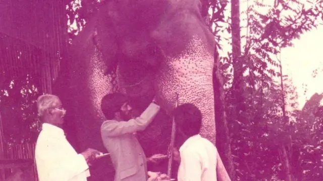 माझे आजोबा आणि वडील एकदंताला काही ना काही खाऊ द्यायचे 