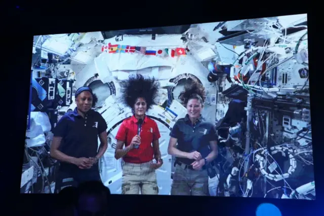 सुनीता विलियम्स स्पेस स्टेशन में अन्य एस्ट्रोनॉट के साथ