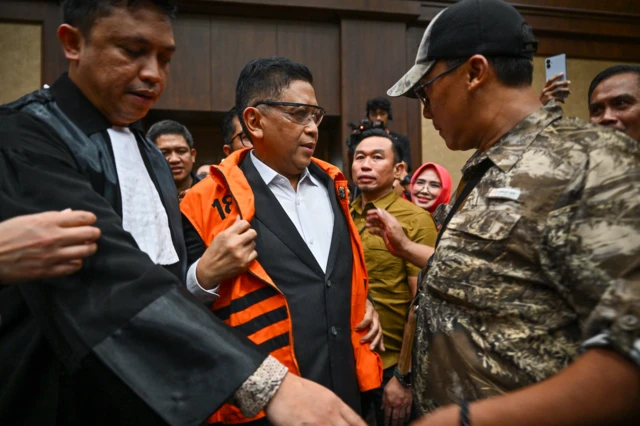 Terdakwa kasus dugaan suap pergantian antarwaktu (PAW) untuk anggota DPR Harun Masiku dan perintangan penyidikan, Hasto Kristiyanto (tengah) bersiap menjalani sidang vonis di Pengadilan Tipikor, Jakarta, Jumat (25/7/2025). 