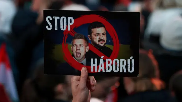 Плакат на митинге «Фидес»: на нем изображены Петер Мадьяр и Владимир Зеленский