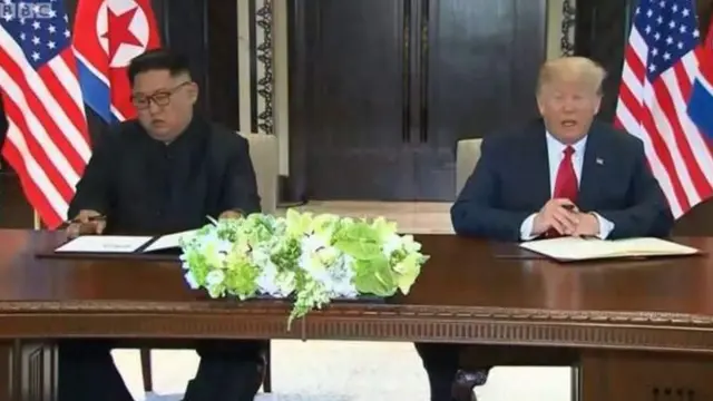 கையெழுத்திடுகிறார்கள்