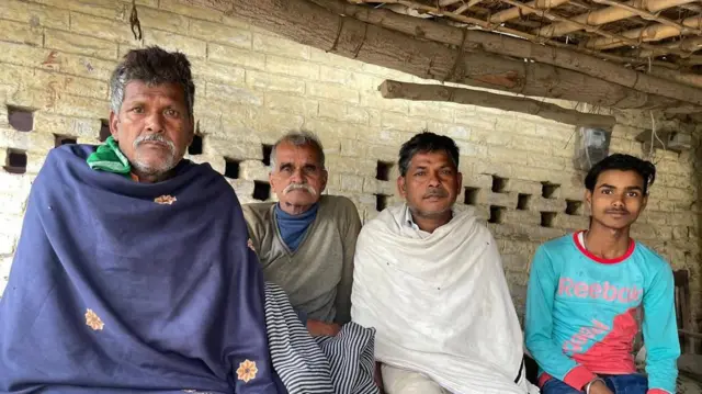 लुंगरांव गाँव के यादव टोले में बैठे लोग