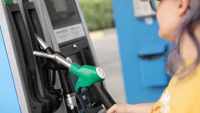 বিশ্বের বিভিন্ন দেশে এরই মধ্যে জ্বালানি সংকটের প্রভাব পড়তে শুরু করেছে 