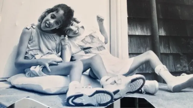 Anastasia y Alba Somoza nacieron prematuras y ambas se deben movilizar en silla de ruedas.