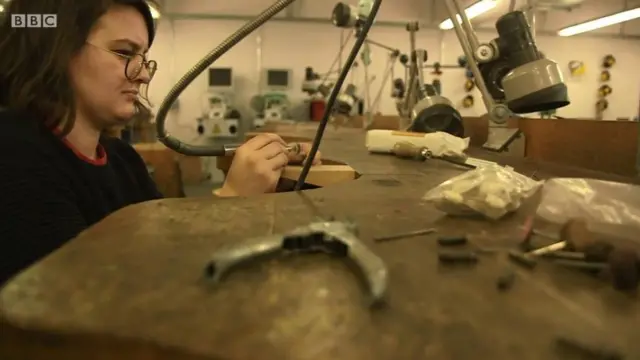 জনগণের সহায়তা নিজের পড়াশোন চালিয়ে গেছেন জোয়ান গার্নার