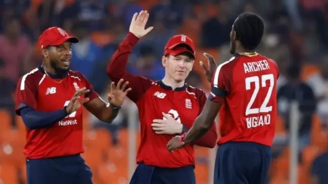 ఇంగ్లండ్ పేసర్లు బంతిని బౌన్స్ చేయడంలో సఫలమయ్యారు