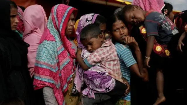 ထွက်မပြေးပြေးအောင် နှိပ်စက်