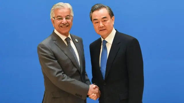 पाकिस्तान के विदेश मंत्री ख्वाजा आसिफ़ (बाएं) चीनी विदेश मंत्री वांग यी के साथ 