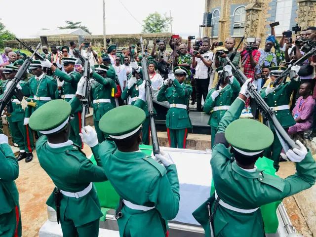 Bayii ni awọn ọmọ ologun Naijiria ṣe ṣe ẹyẹ ikẹyin fun Ọba Olakulehin to ti fi igba kan jẹ ara wọn