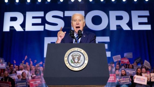 El presidente estadounidense Joe Biden habla durante un mitin de campaña para restaurar Roe en el Hylton Performing Arts Center en Manassas, Virginia, el 23 de enero de 2024.