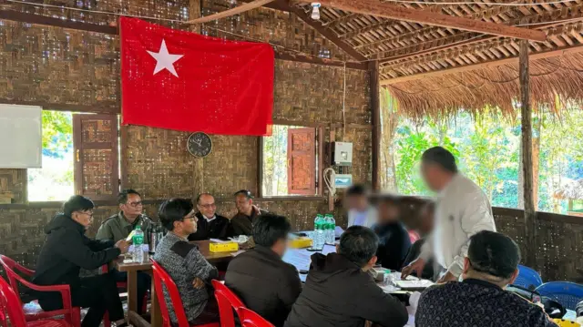 မန္တလေးဒေသကြားကာလအုပ်ချုပ်ရေးကောင်စီ (MIGC) နဲ့ အစည်းအဝေးလုပ်နေတဲ့ NUG ကာကွယ်ရေးဝန်ကြီး ဦးရည်မွန် (ဘယ်) နဲ့ ပြည်ထောင်စုဝန်ကြီးချုပ်ရုံးဝန်ကြီး ဒေါက်တာဇော်ဝေစိုး (လယ်) တို့ကို တွေ့ရစဉ် 