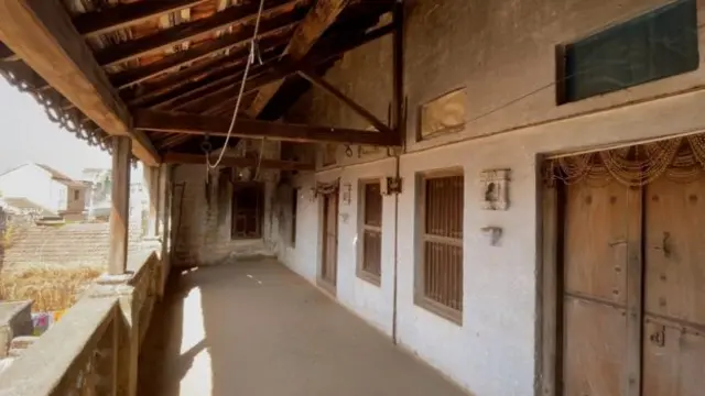 जीनांच्या घरात आता प्रवीणभाई राहातात 