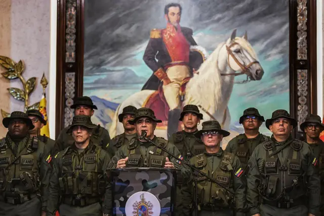 Una foto del alto mando militar venezolano vestido con uniforme de campaña en 2024.