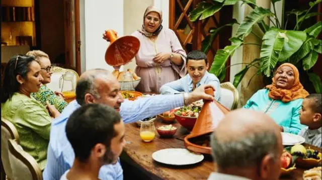 Aworan ẹbi to n jẹun