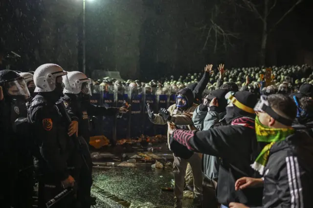 İmamoğlu eyleminde polisle karşı karşıya kalan eylemciler