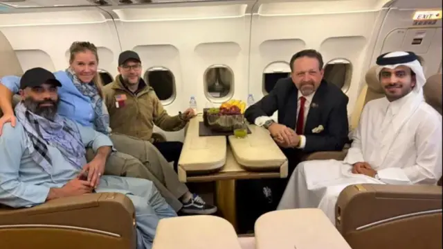 امیر امیري، امریکایي وګړی (کیڼ لور ته لومړی کس) تېر کال په سپټمبر میاشت کې د قطر په منځګړیتوب د طالبانو د حکومت له بنده خوشې شو.