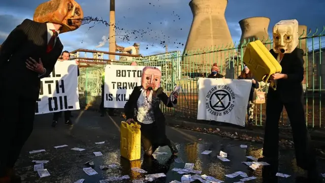 ઓશન રિબેલિયન ગ્રૂપના કાર્યકરોએ સ્કોટલૅન્ડના ગ્રેન્જમાઉથના પેટ્રોકેમિકલ પ્લાન્ટ અને રિફાઇનરી સામે વિરોધમાં પ્રદર્શન કર્યાં હતાં