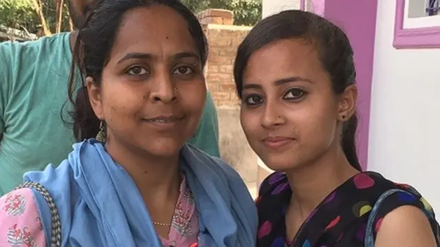 सोनम (बाएं) के साथ स्वाति