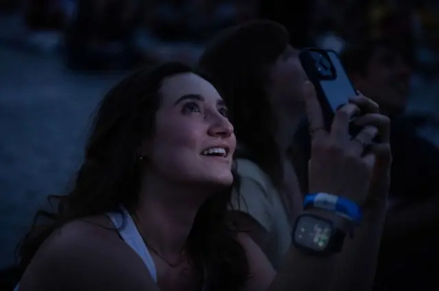 تجمع الناس في ولاية إنديانا الأمريكية ليشهدوا هذه الظاهرة الكونية المميزة 