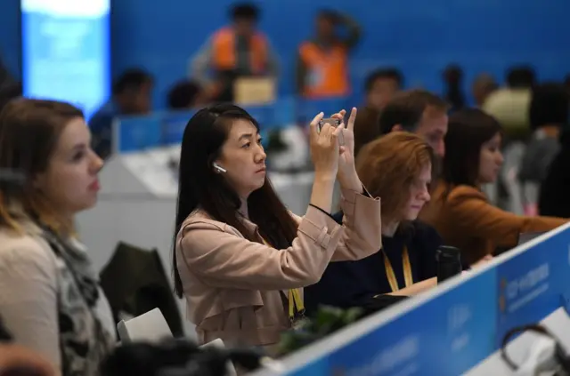 4月26日，第二屆"一帶一路"國際合作高峰論壇開幕式在北京國家會議中心舉行。這是媒體記者在新聞中心工作。