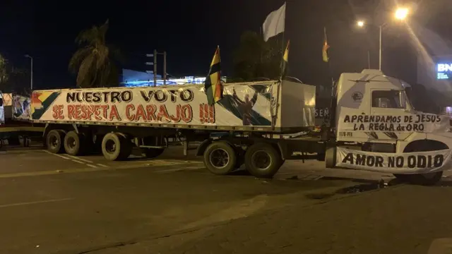 Camión bloqueando una vía en Santa Cruz, Bolivia