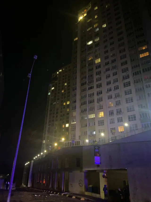 Наслідки влучання уламків в житловий будинок в Соломʼянському районі