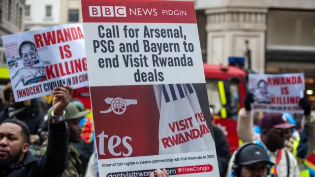 صدها نفر در اعتراض به قرارداد باشگاه‌های آرسنال، بایرن مونیخ و پاری‌سن‌ژرمن مقابل ساختمان بی‌بی‌سی در لندن تجمع کردند