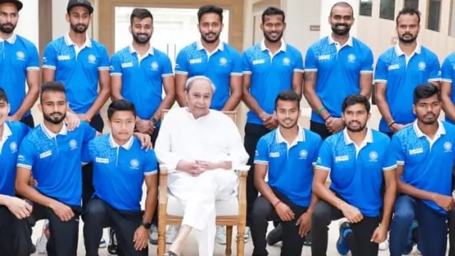 भारतीय टीम के साथ नवीन पटनायक