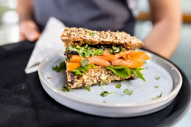 Somonlu ve tam tahıllı ekmekli bir sandviç