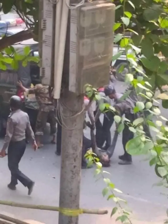 ကိုသီဟတင်ထွန်းကို စစ်ကောင်စီတပ်တွေ သယ်သွား