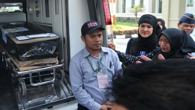 Keluarga salah satu dari 12 korban asal Indonesia ketika tiba di bandara Adi Sumarmo, Solo pada 6 September 2014.