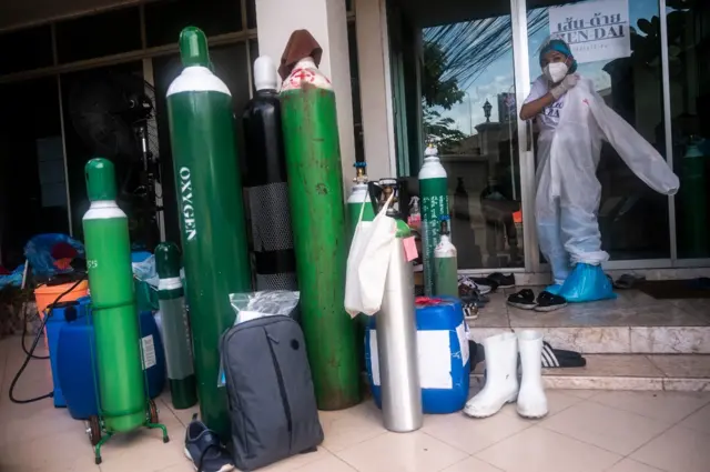 เจ้าหน้าที่กลุ่มเส้นด้ายเตรียมตัวออกปฏิบัติงาน