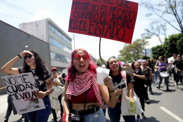 Manifestantes con carteles en una protesta