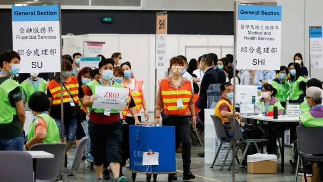 虽然这次选举只设有五个票站，也只需要点算4380张选票，但过程却十分缓慢。