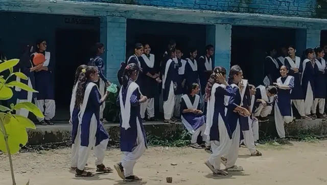 इस विरोध प्रदर्शन की तस्वीरें सोशल मीडिया पर वायरल हैं
