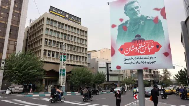 نصب بیلبورد درباره کشته شدن عباس نیلفروشان در تهران 