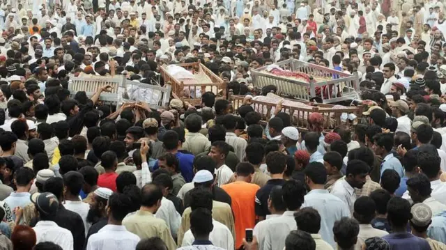 अगस्त 2009 में कराची में रहमान डकैत और उसके साथियों के जनाज़े में शामिल लोग (फ़ाइल फ़ोटो)