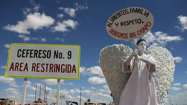 Un hombre pide respeto a los derechos de El Chapo