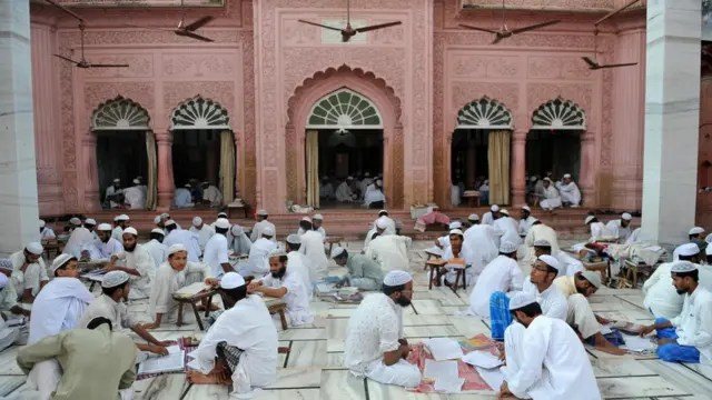 দেওবন্দে ছাত্রাবাসের চাতালে ছাত্ররা পড়াশুনো করছেন