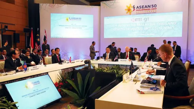 ภาพการประชุมสุดยอดผู้นำอาเซียน 10 ประเทศ ที่ฟิลิปปินส์ เมื่อวันที่ 29 เม.ย.