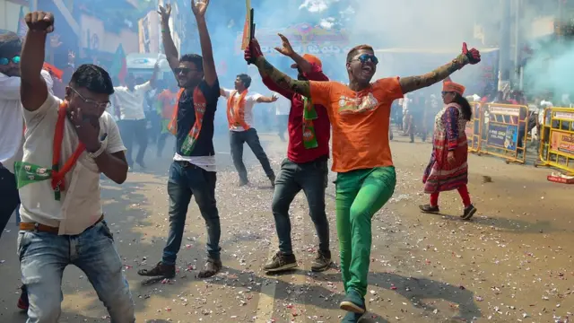 ફટાકડા ફોડી ઢોલનગારાંના તાલે ઝૂમતા કાર્યકરો